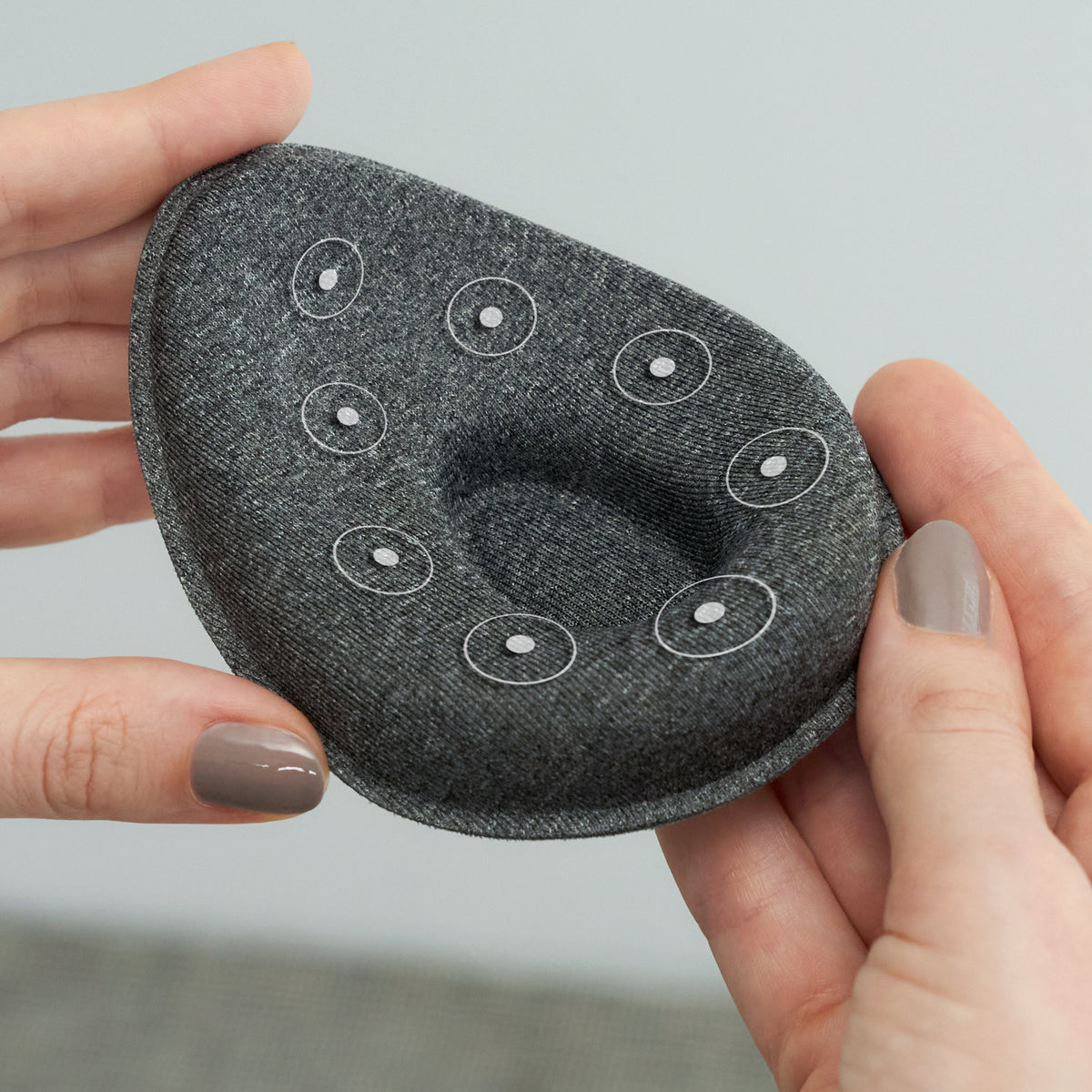 <strong>applies gentle pressure around the eyes</strong>