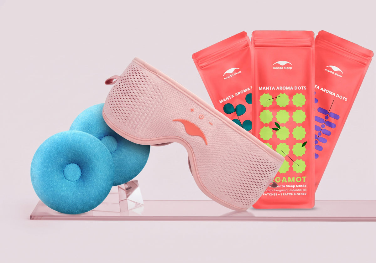 Pink Manta SOUND Mask with blue COOL eye cups and three Manta Aroma Dots packets.